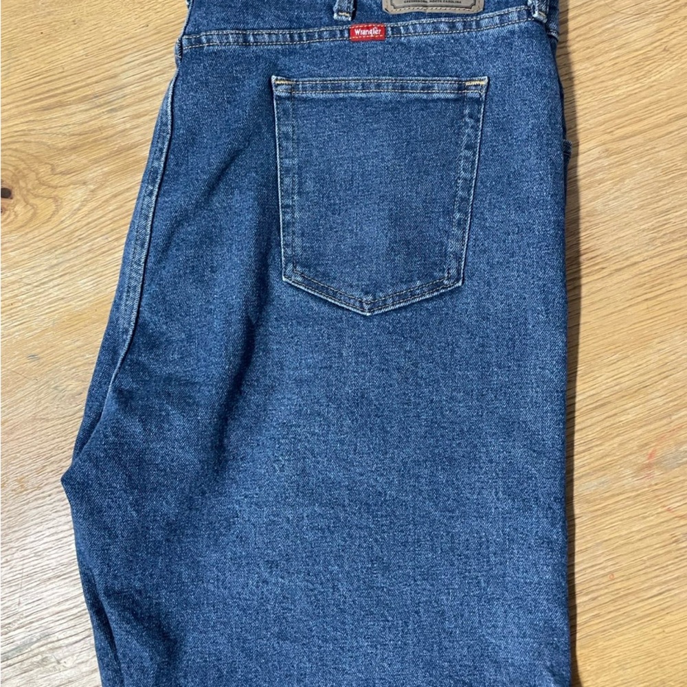 Wrangler Men's Relaxed Fit Blue Jeans